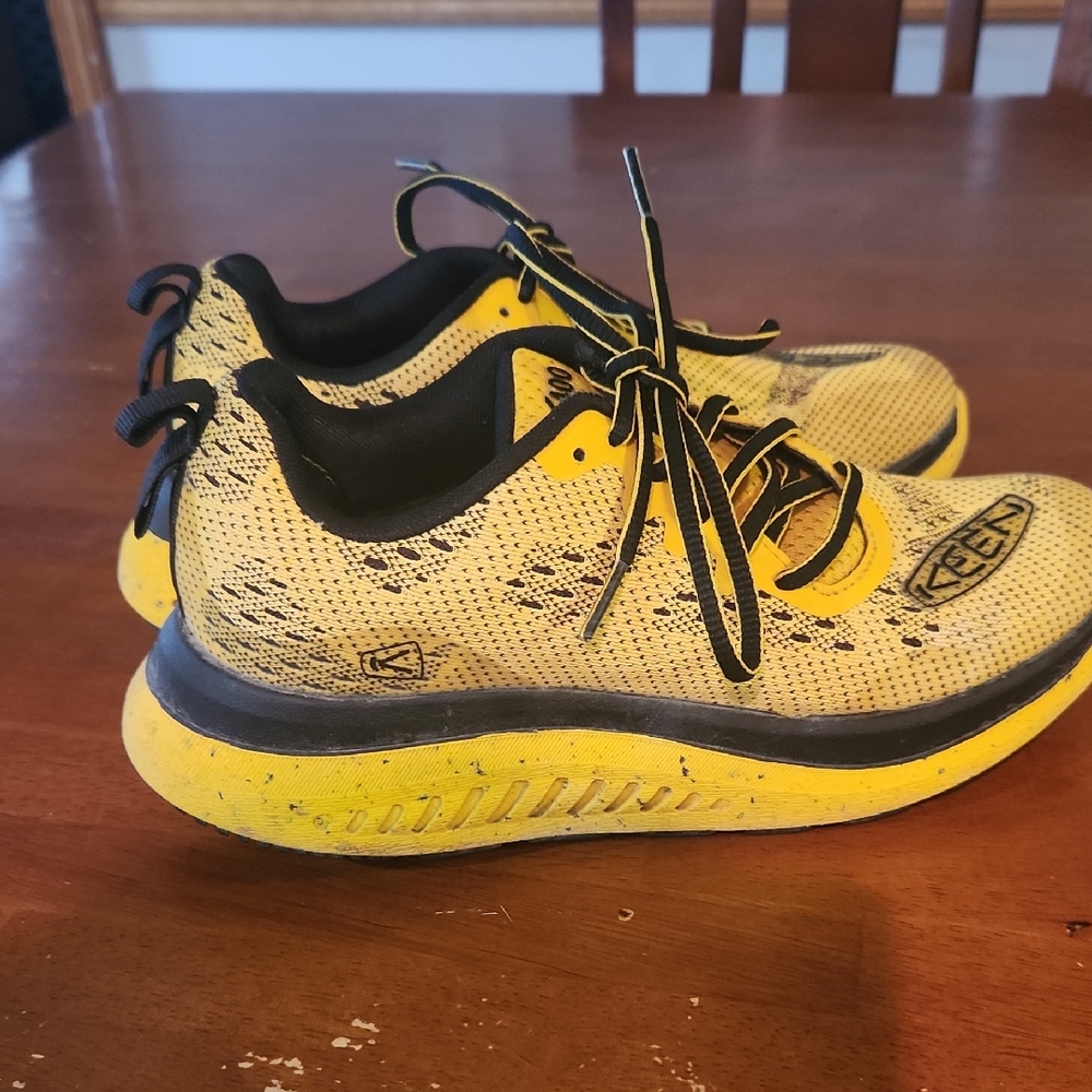 KEEN- WK400 Yellow/Black Women's Walking Shoe 6.5